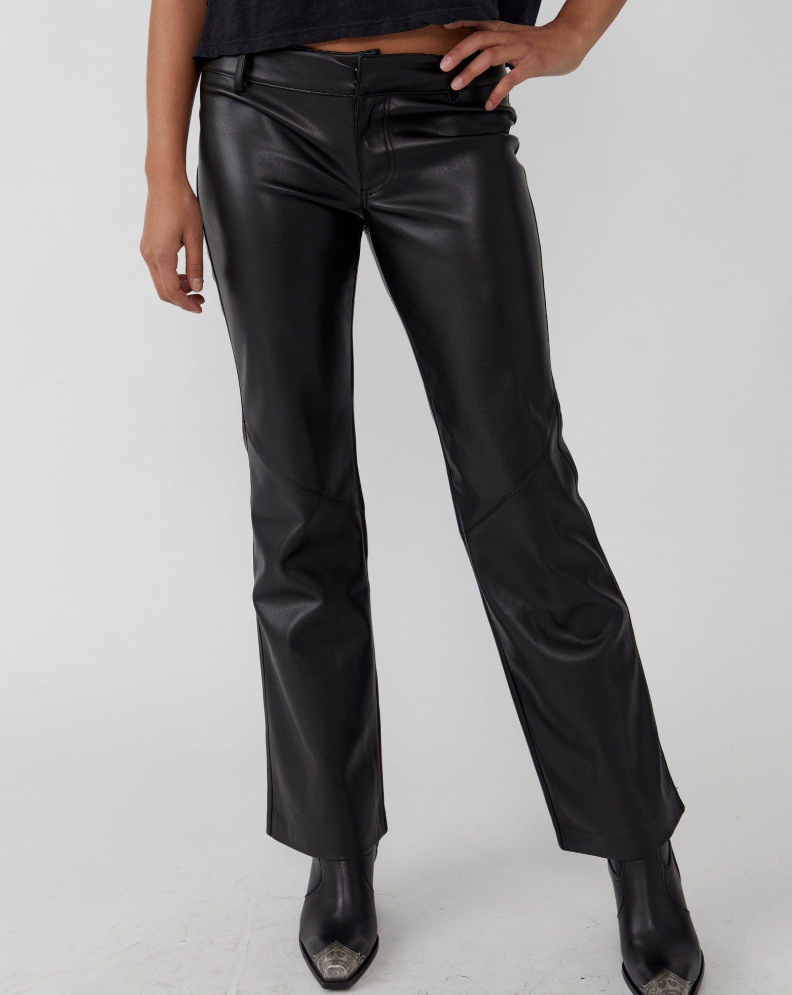 セールなどお得に購入 MINORITY Leather Haif pants | pariswelcom.com